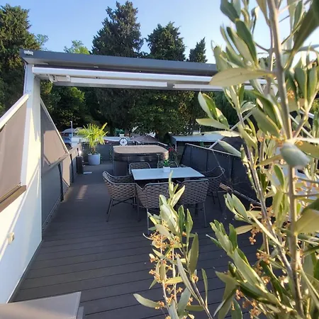 別荘 Marina Pearl - Serene Seafront Retreat With Jacuzzi On Rooftop Terrace, Hausboot ポルトローシュ