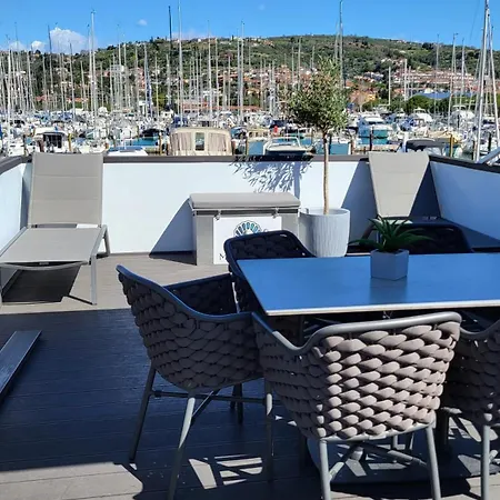 Marina Pearl - Serene Seafront Retreat With Jacuzzi On Rooftop Terrace, Hausboot