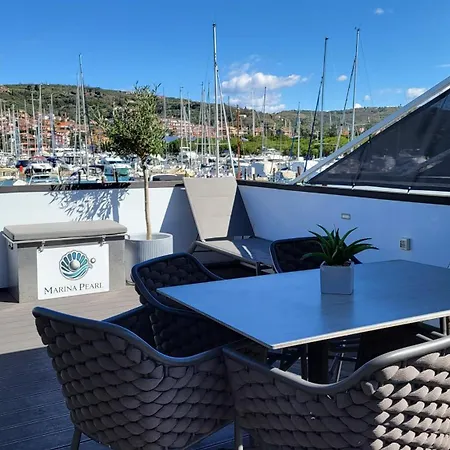 別荘 Marina Pearl - Serene Seafront Retreat With Jacuzzi On Rooftop Terrace, Hausboot ポルトローシュ