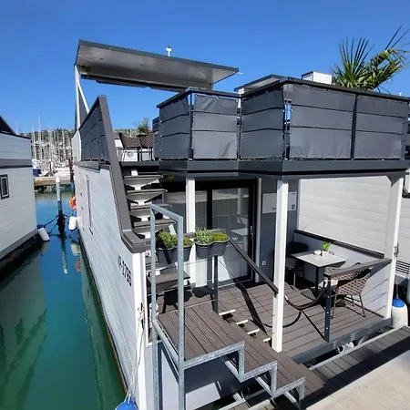 別荘 Marina Pearl - Serene Seafront Retreat With Jacuzzi On Rooftop Terrace, Hausboot ポルトローシュ