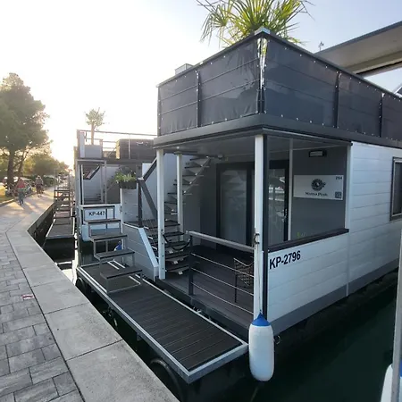 別荘 Marina Pearl - Serene Seafront Retreat With Jacuzzi On Rooftop Terrace, Hausboot *