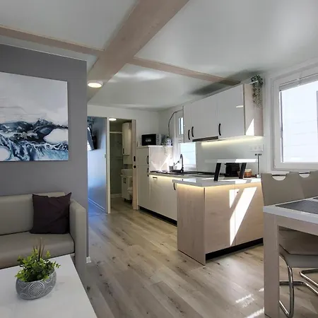 Marina Pearl - Serene Seafront Retreat With Jacuzzi On Rooftop Terrace, Hausboot