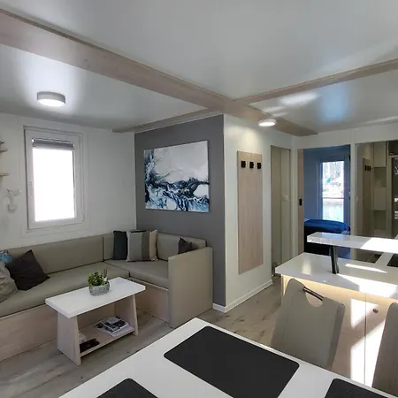 別荘 Marina Pearl - Serene Seafront Retreat With Jacuzzi On Rooftop Terrace, Hausboot ポルトローシュ