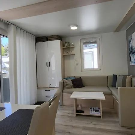Marina Pearl - Serene Seafront Retreat With Jacuzzi On Rooftop Terrace, Hausboot 別荘 *