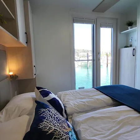 Marina Pearl - Serene Seafront Retreat With Jacuzzi On Rooftop Terrace, Hausboot 別荘 *