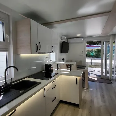 Marina Pearl - Serene Seafront Retreat With Jacuzzi On Rooftop Terrace, Hausboot *