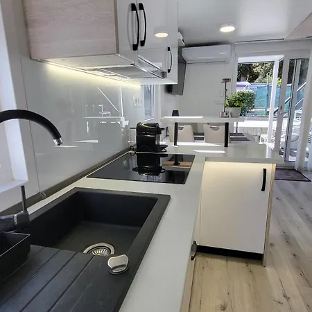 Marina Pearl - Serene Seafront Retreat With Jacuzzi On Rooftop Terrace, Hausboot 別荘