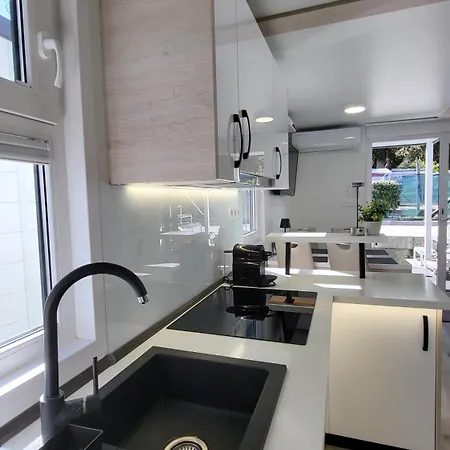 Marina Pearl - Serene Seafront Retreat With Jacuzzi On Rooftop Terrace, Hausboot