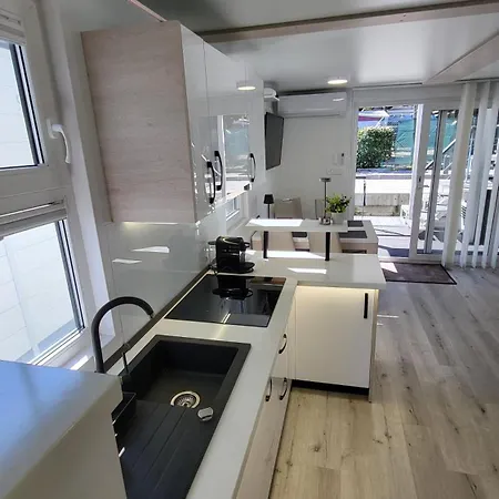 Marina Pearl - Serene Seafront Retreat With Jacuzzi On Rooftop Terrace, Hausboot 別荘