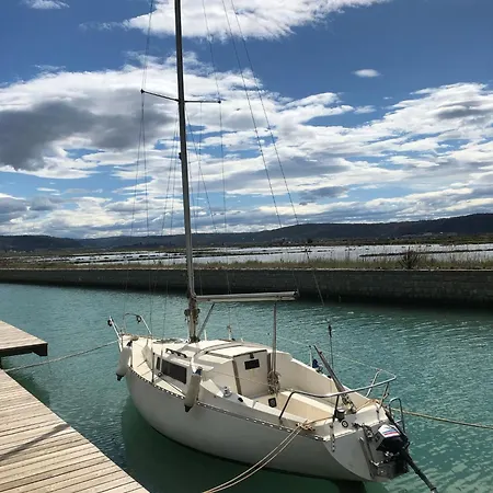 別荘 Marina Pearl - Serene Seafront Retreat With Jacuzzi On Rooftop Terrace, Hausboot ポルトローシュ