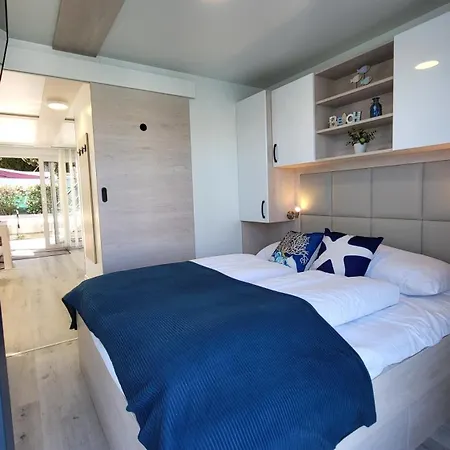 Marina Pearl - Serene Seafront Retreat With Jacuzzi On Rooftop Terrace, Hausboot *