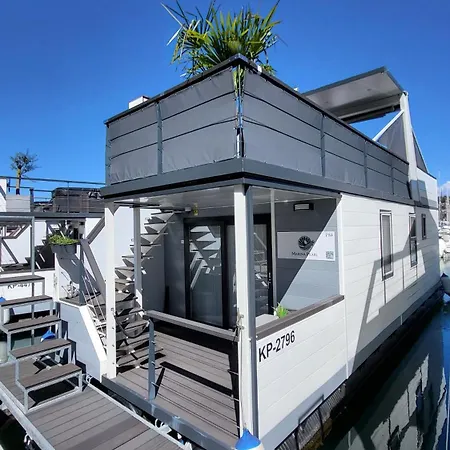 Marina Pearl - Serene Seafront Retreat With Jacuzzi On Rooftop Terrace, Hausboot *