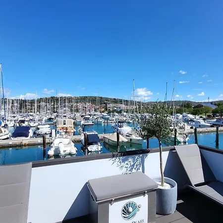 別荘 Marina Pearl - Serene Seafront Retreat With Jacuzzi On Rooftop Terrace, Hausboot