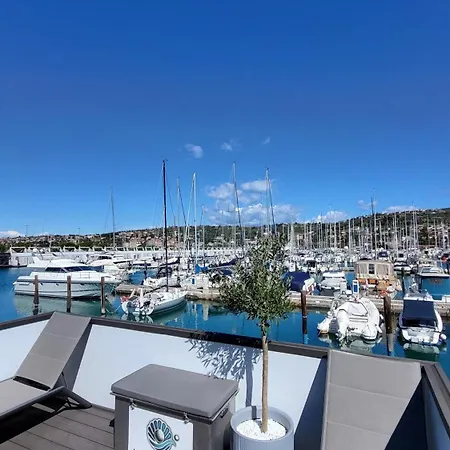 Marina Pearl - Serene Seafront Retreat With Jacuzzi On Rooftop Terrace, Hausboot *