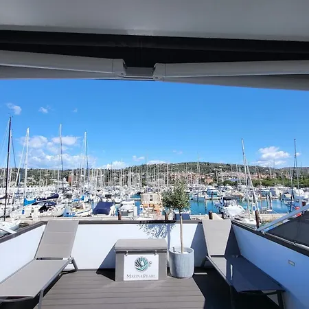 別荘 Marina Pearl - Serene Seafront Retreat With Jacuzzi On Rooftop Terrace, Hausboot ポルトローシュ