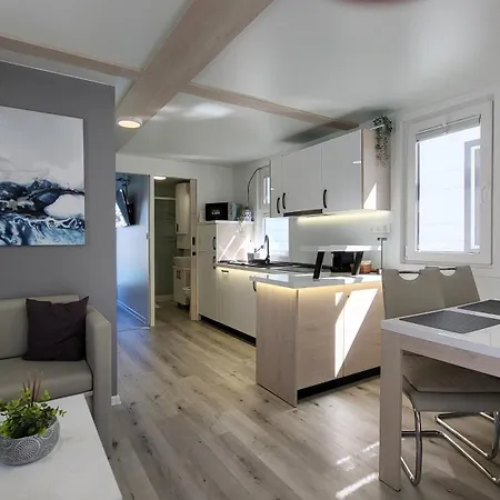 Marina Pearl - Serene Seafront Retreat With Jacuzzi On Rooftop Terrace, Hausboot 別荘