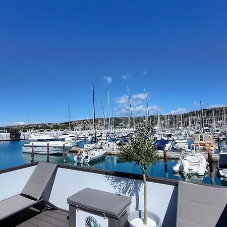 Marina Pearl - Serene Seafront Retreat With Jacuzzi On Rooftop Terrace, Hausboot 別荘