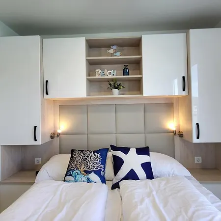 Marina Pearl - Serene Seafront Retreat With Jacuzzi On Rooftop Terrace, Hausboot *