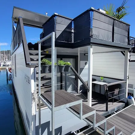 別荘 Marina Pearl - Serene Seafront Retreat With Jacuzzi On Rooftop Terrace, Hausboot ポルトローシュ