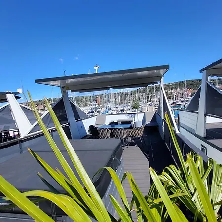 別荘 Marina Pearl - Serene Seafront Retreat With Jacuzzi On Rooftop Terrace, Hausboot *