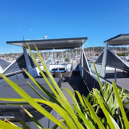 Marina Pearl - Serene Seafront Retreat With Jacuzzi On Rooftop Terrace, Hausboot 別荘