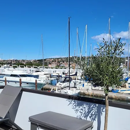 別荘 Marina Pearl - Serene Seafront Retreat With Jacuzzi On Rooftop Terrace, Hausboot