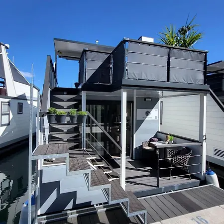 Marina Pearl - Serene Seafront Retreat With Jacuzzi On Rooftop Terrace, Hausboot 別荘 *