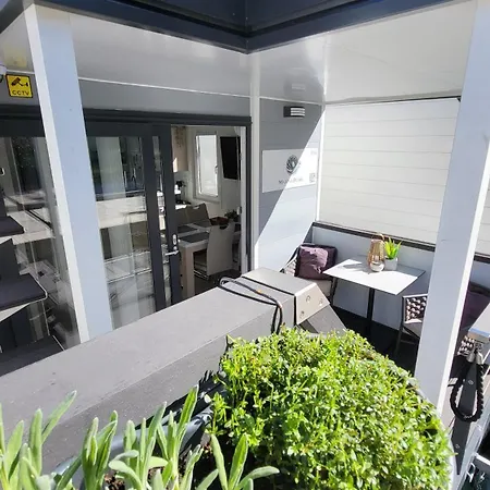 別荘 Marina Pearl - Serene Seafront Retreat With Jacuzzi On Rooftop Terrace, Hausboot *