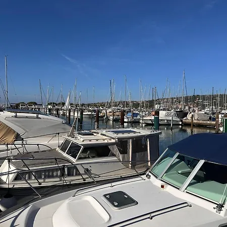 Marina Pearl - Serene Seafront Retreat With Jacuzzi On Rooftop Terrace, Hausboot