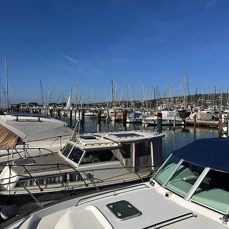 Marina Pearl - Serene Seafront Retreat With Jacuzzi On Rooftop Terrace, Hausboot *