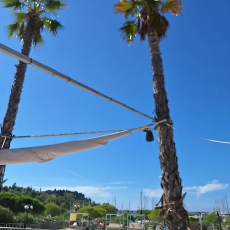 Marina Pearl - Serene Seafront Retreat With Jacuzzi On Rooftop Terrace, Hausboot *