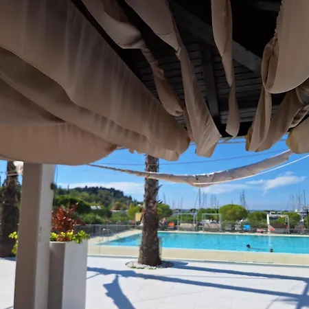別荘 Marina Pearl - Serene Seafront Retreat With Jacuzzi On Rooftop Terrace, Hausboot *