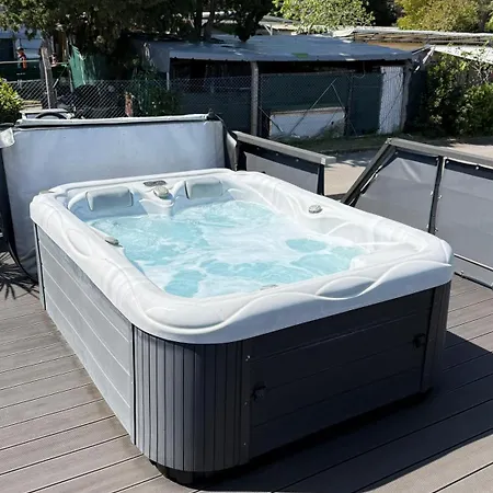 別荘 Marina Pearl - Serene Seafront Retreat With Jacuzzi On Rooftop Terrace, Hausboot ポルトローシュ