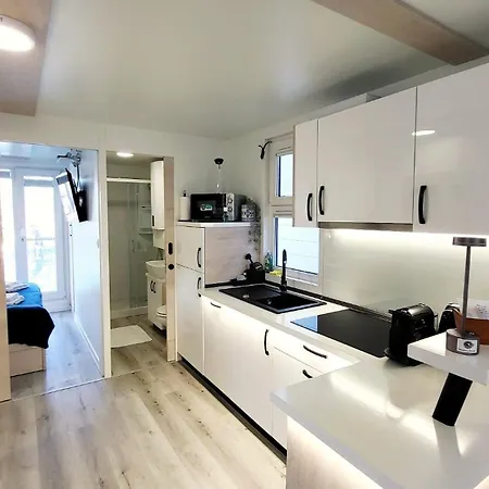 Marina Pearl - Serene Seafront Retreat With Jacuzzi On Rooftop Terrace, Hausboot