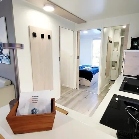 別荘 Marina Pearl - Serene Seafront Retreat With Jacuzzi On Rooftop Terrace, Hausboot ポルトローシュ