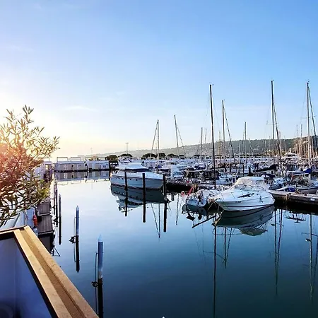 別荘 Marina Pearl - Serene Seafront Retreat With Jacuzzi On Rooftop Terrace, Hausboot ポルトローシュ