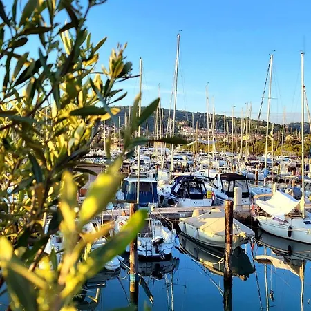 Marina Pearl - Serene Seafront Retreat With Jacuzzi On Rooftop Terrace, Hausboot ポルトローシュ