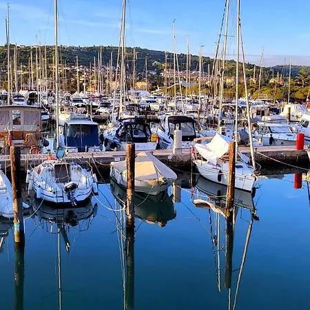 Marina Pearl - Serene Seafront Retreat With Jacuzzi On Rooftop Terrace, Hausboot