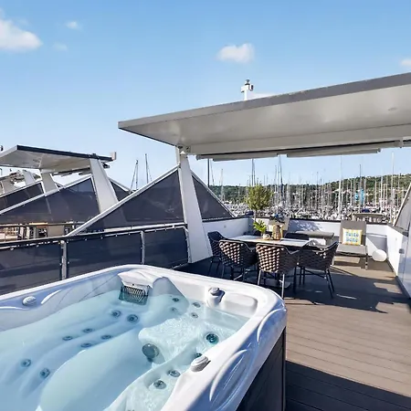 別荘 Marina Pearl - Serene Seafront Retreat With Jacuzzi On Rooftop Terrace, Hausboot