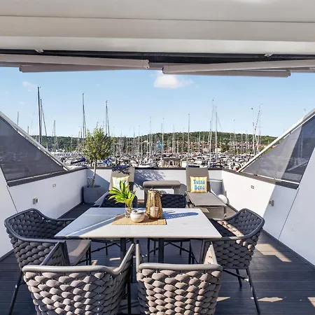 Marina Pearl - Serene Seafront Retreat With Jacuzzi On Rooftop Terrace, Hausboot 別荘 *