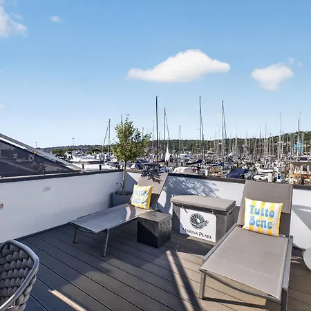 別荘 Marina Pearl - Serene Seafront Retreat With Jacuzzi On Rooftop Terrace, Hausboot