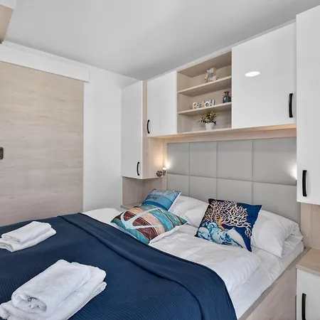 Marina Pearl - Serene Seafront Retreat With Jacuzzi On Rooftop Terrace, Hausboot ポルトローシュ