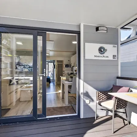 Marina Pearl - Serene Seafront Retreat With Jacuzzi On Rooftop Terrace, Hausboot *