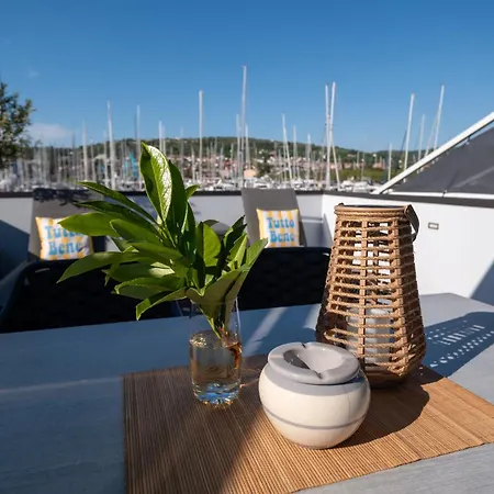 Marina Pearl - Serene Seafront Retreat With Jacuzzi On Rooftop Terrace, Hausboot 別荘 *