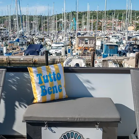 Marina Pearl - Serene Seafront Retreat With Jacuzzi On Rooftop Terrace, Hausboot 別荘 *